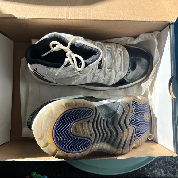 Air Jordan Retro 11 - Picture 2 of 3
